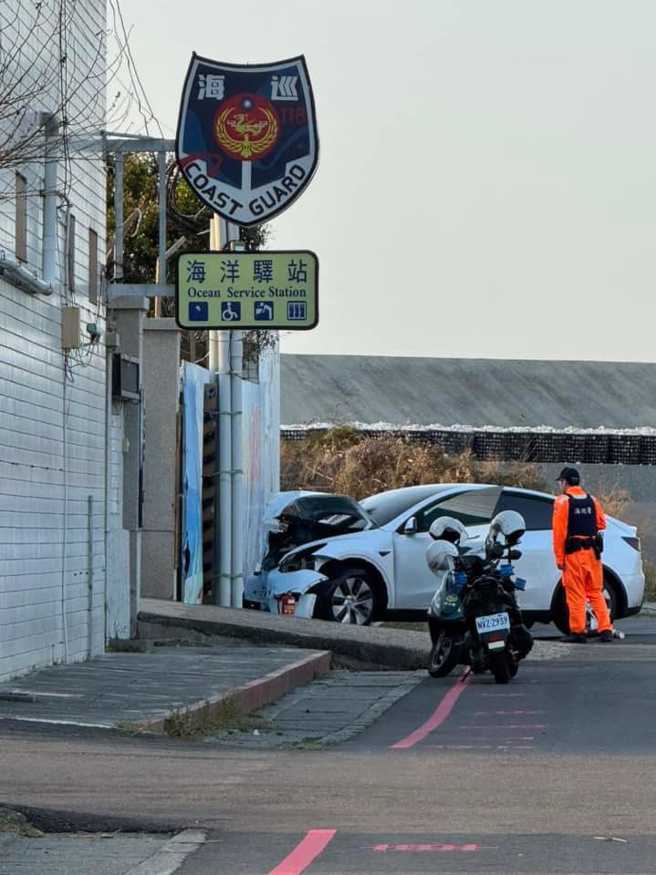 嘉義縣東石鄉「東石海洋驛站」昨（6）日發生一起車禍。（翻攝「重機車友 ❘ 各區路況天氣、資訊分享中心」臉書）