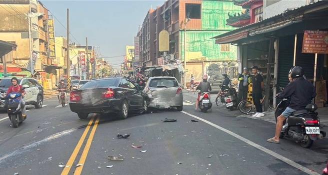 高雄市弥陀区中正路6日发生一件连环车祸，图为车祸现场。（警方提供／林瑞益高雄传真）