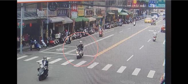 桃園市桃園區1名機車騎士6日中午行經中山路與南華街口，因闖紅燈被開單。但他強調自己經過路口時是黃燈，質疑警察擾民，還要警察加油。但警方公布監視器畫面，他經過路口停止線前已經是紅燈。（翻攝照片）