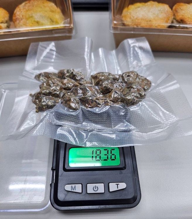 警方起获非法持有大麻 1 包、大麻司康9 颗等证物。（图 / 刘咏韵翻摄）