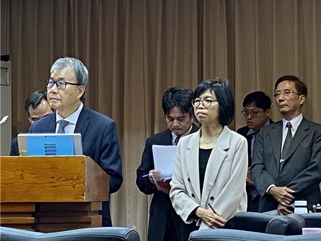 教育部長鄭英耀（前排左）認為，國中生吸食電子煙比例偏高。（林志成攝）