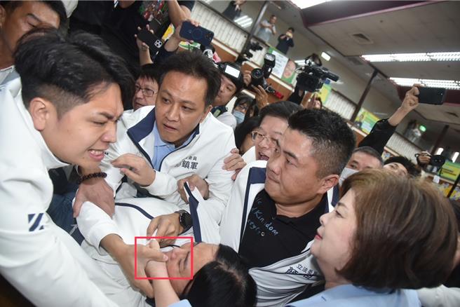财划法6日引爆蓝绿交火，国民党财委会召委陈玉珍的「牙齿」掉落。蓝委徐巧芯公布6日衝突时绿委赖惠员压住陈玉珍嘴巴的照片，直指陈的牙齿就是被绿委赖惠员挤断的。（立委徐巧芯办公室提供／陈薏云台北传真）