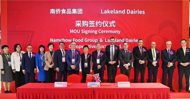 上海市台办主任金梅（中左）6日出席见证南侨食品集团採购签约仪式。（上海台办提供）