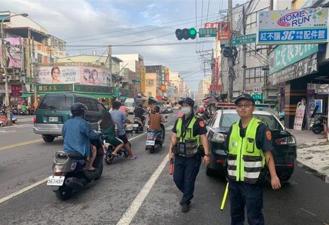 屏東警方4日起連續3天展開闖紅燈專案取締，共開出1772張罰單。（警方提供／謝佳潾屏東傳真）