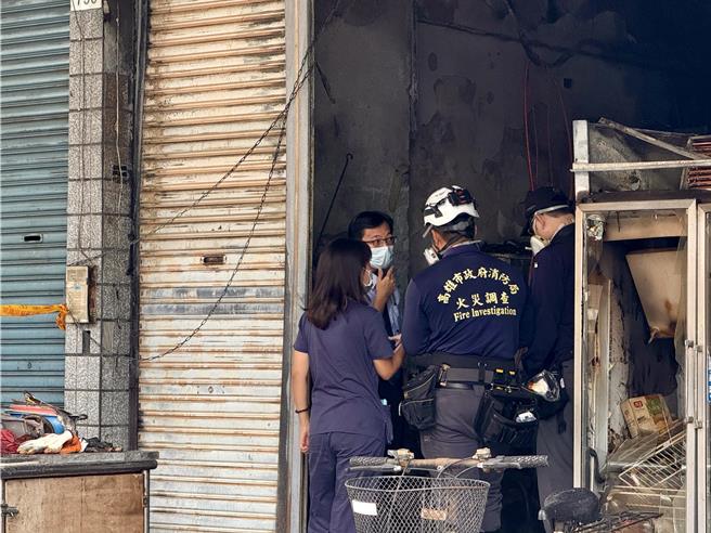 检察官到场初步查看火警现场，调查起火原因。（纪爰摄）