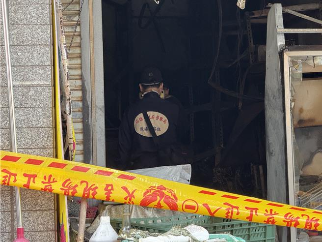 火调科人员进入已经烧成焦黑的火场，查看起火位置。（纪爰摄）