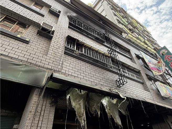 民宅外墙可看出大火烧过的痕迹。（纪爰摄）