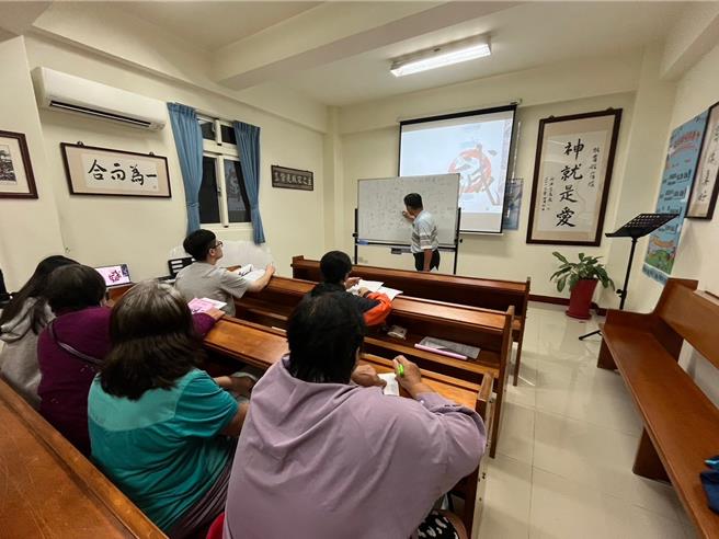 花蓮縣吉安鄉公所鼓勵族人學習族語、報考族語認證，11月開辦阿美族跟太魯閣族語班，希望藉此增進族人開口說族語的勇氣，也增加對文化認同的自信。（吉安鄉公所提供／羅亦晽花蓮傳真）