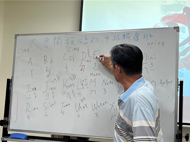 花蓮縣吉安鄉公所鼓勵族人學習族語、報考族語認證，11月開辦阿美族跟太魯閣族語班，希望藉此增進族人開口說族語的勇氣，也增加對文化認同的自信。（吉安鄉公所提供／羅亦晽花蓮傳真）