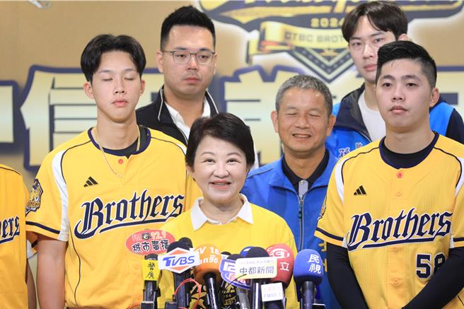 盧秀燕7日上午主持中信兄弟封王遊行感謝記者會，對川普當選美國總統，做出回應。（馮惠宜攝）