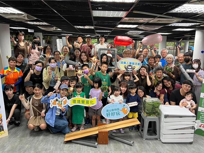 動物認養人親手為動物製作玩具。（高市觀光局提供）