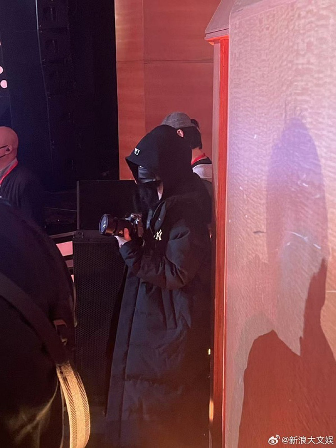 虞书欣领完奖后化身站姐替大家拍照。（图／翻摄自微博）