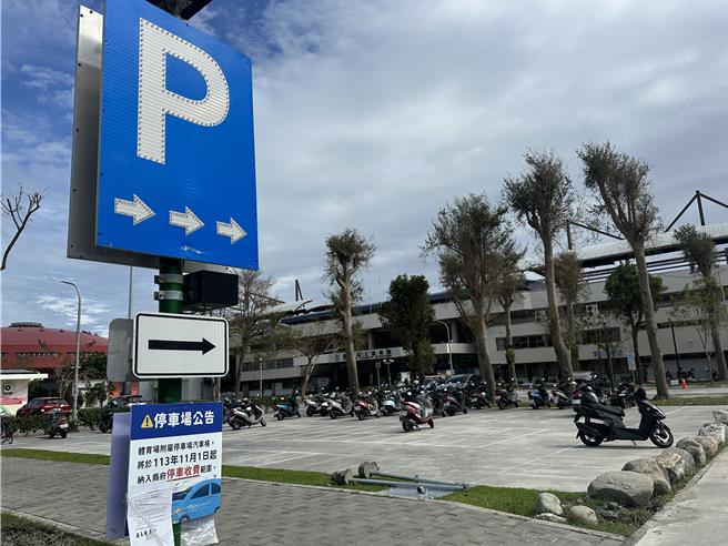 台东县立体育场附属停车场汽车格自11月1日起纳入台东县政府停车收费范围。（蔡旻妤摄）