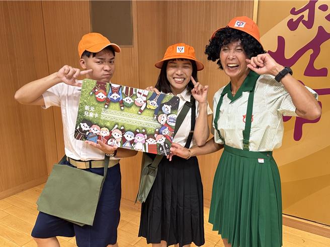 新北市交通局推出全新設計的原民版兒童卡，並擴大申請資格，享有搭乘捷運、公車、火車4折優惠，8日起配送至各校發給學童，2025年1月則開放申請，預計新增1600位學童受惠。（高鈞麟攝）