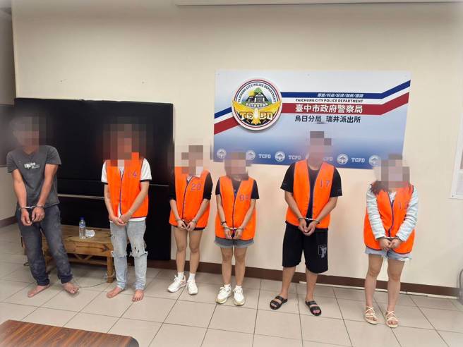 娃娃机店挂羊头却「卖鸡」，3道铁门也挡不住，警方破门活逮性交易。（翻摄画面）