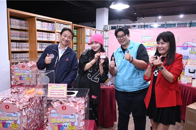 「花得开心购物节」抽奖出现神秘嘉宾、南韩啦啦队女神李多慧，市长魏嘉彦、县议员魏嘉贤一起抽奖。（花莲市公所提供／王志伟花莲传真）