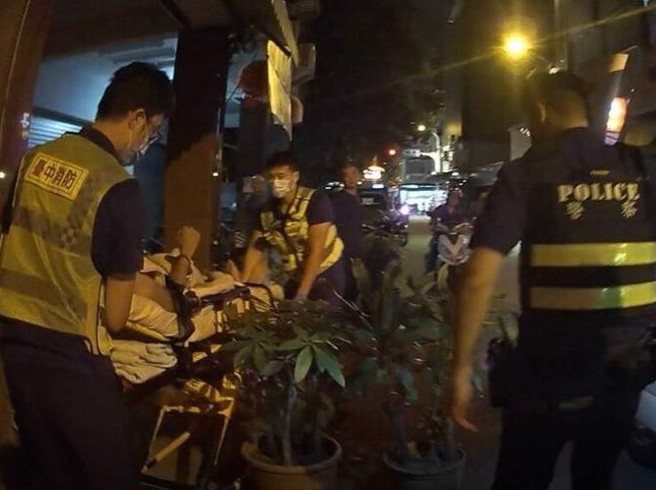 警方在民意街找到该名吴姓男子，最后在警消安抚下，全程戒护将吴男送医。（翻摄画面）