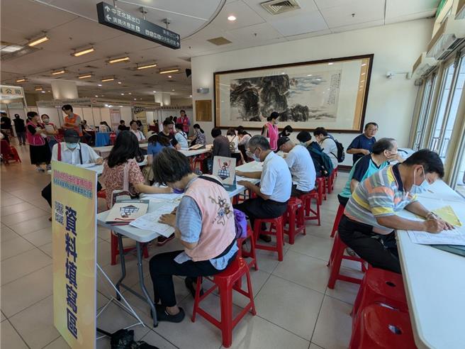 台湾严重缺工，今年度最后一场大型就业博览会9日将在三重综合体育馆举行。（劳工局提供）