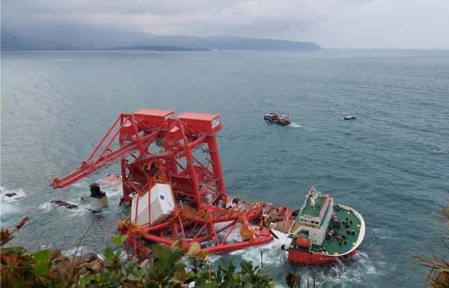 鈺洲啟航輪擱淺於野柳岬岸際情形。（交通部航港局提供）