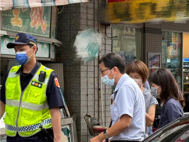检察官会同火调科人员及相关单位，到场勘查火警现场。（纪爰摄）