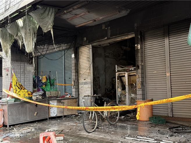 民宅1楼店面全部烧毁，现场还瀰漫烧焦味。（纪爰摄）