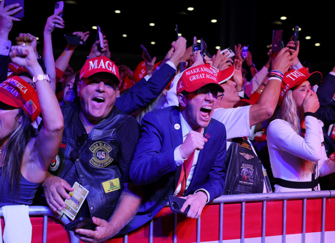 路透社分析，在拉美裔及劳工阶级选民支持下，川普顺利当选、重返白宫，当中川普在拉美裔选民中的支持度创歷史纪录。图为福斯判断川普胜选后，佛州川粉欢呼。（路透社）