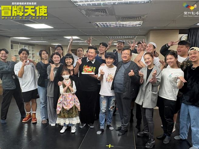 劇場送上蛋糕，預祝曾國城（中）能夠「馬到城功」。（果陀劇場提供）