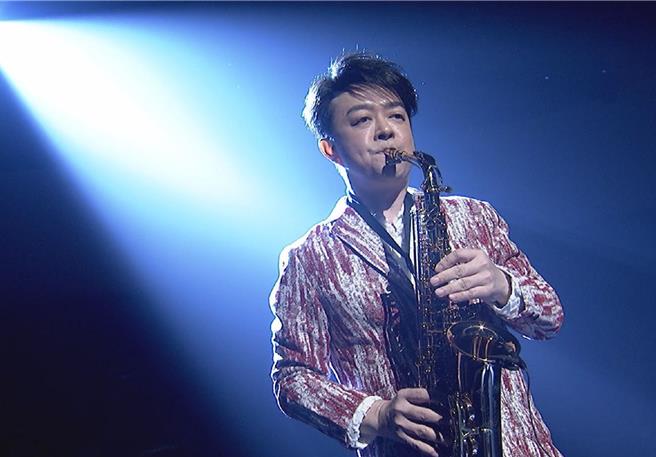 翁立友在《综艺一级棒》吹奏萨克斯风。（中视提供）