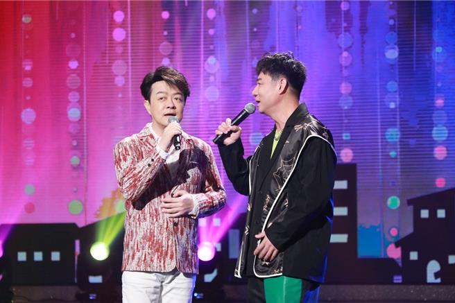 翁立友（左）、陈随意一同合唱。（中视提供）