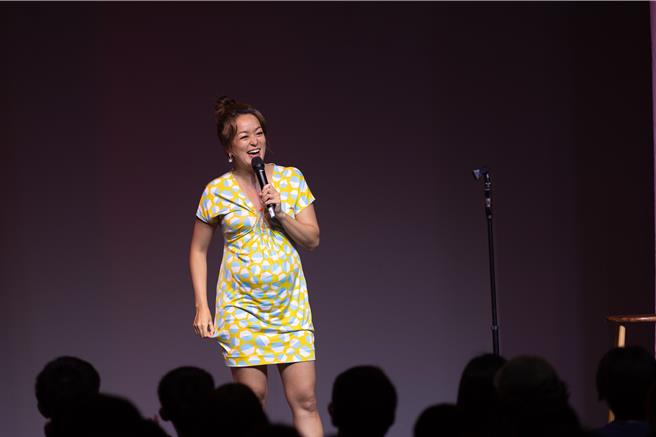 凯莉挺肚7个月依然登台演出。（卡米地喜剧俱乐部提供）