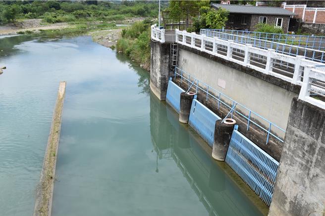 中港溪水经由田美堰流经南埔圳进入永和山水库，成为头份市、竹南镇20万人口民生用水来源。（谢明俊摄）