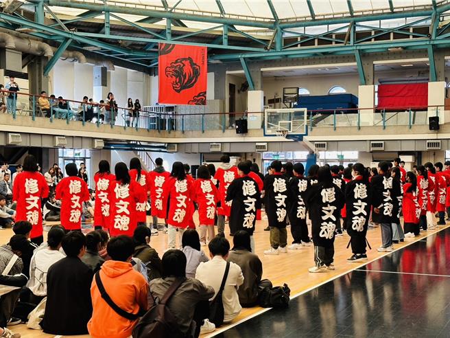 日本愛知縣修文學院的300多名師生，7日首次造訪新竹市光復高中。（陳育賢攝）