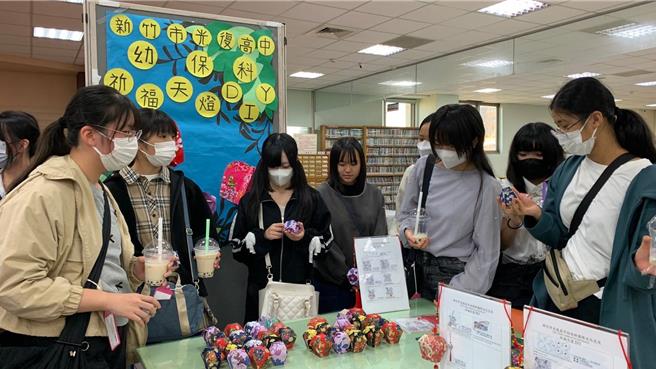 日本愛知縣修文學院的300多名師生，7日首次造訪新竹市光復高中，並品嘗美食珍珠奶茶等台灣國民美食。（陳育賢攝）