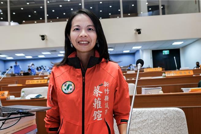 「新竹县生命纪念园区计画」终止转型为「就近治丧」规画，县议员蔡蕥鍹认为环保自然葬趋势增加，县府应妥善规画竹县自然葬园区。（罗浚滨摄）