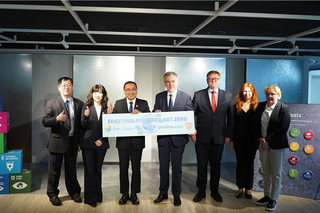 大波兰省马雷克•沃兹尼亚克（Marek Woźniak）省长7日上午率领代表团拜会新北市政府，市长侯友宜、经发局长盛筱蓉、环保局副局长朱益君等一同接见。（环保局提供）