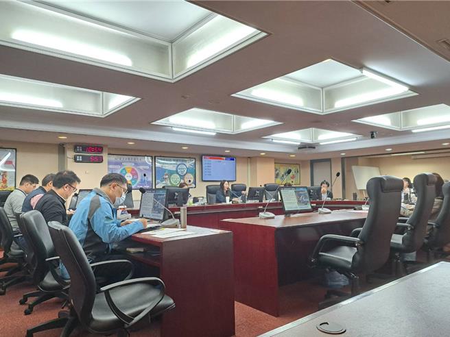 台北市场处7日赴财建委员会说明专案报告，台北市议员痛批，市府和中工在未经议会同意，擅自兴建6楼钢骨结构，简直强迫议会给钱。（温予菱摄）