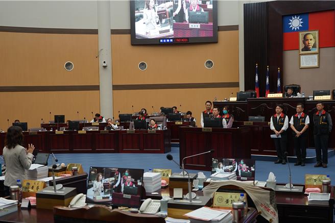 议员张美慧质询厘清地方中央灾害应变撤离人数、提报时间，质询气氛火爆。（王志伟摄）