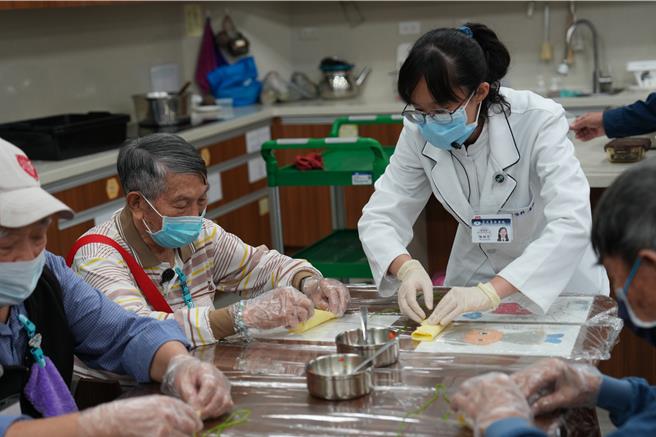 花蓮慈濟醫院營養科今天趁立冬，到日照中心與長者一同製作以「三色豆」為餡料的「黃金福袋」，透過活動訓練長輩大腦與手眼的協調，也溫暖大家的胃。（花蓮慈濟醫院提供／羅亦晽花蓮傳真）