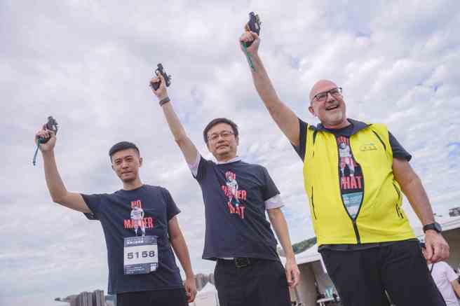 新北市政府教育局局長張明文(中)、蜜蜂工坊經理Aaron Huang(左1) 暨TCS校長(右1)於鳴槍台合照，為路跑拉開序幕。(照片/Terry Fox Run提供)