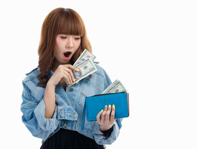 五行屬水的生肖鼠+水瓶座、生肖豬+雙魚座，適合選擇「藍色或黑色」皮夾，讓財運穩定性更高。（示意圖：Shutterstock／達志）