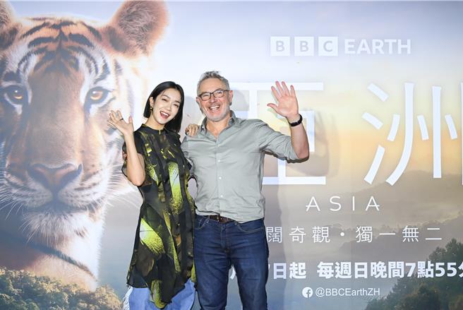 英國金獎製作人喬尼基林（右）親臨首映會，與獻聲錄製旁白的李霈瑜（大霈）合照。（圖／BBC Earth提供）