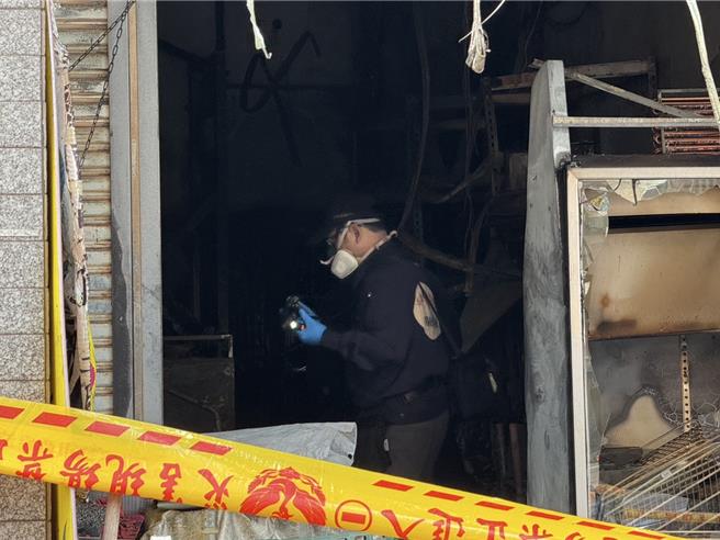 发生火警意外，消防火调科、检察官等相关单位前往会勘，调查起火原因。（纪爰摄）