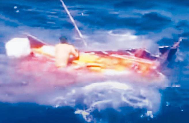 高雄遠洋漁船「屏新101號」大陸籍代理船長汪峰裕下令武裝保全開槍射殺４名落海海盜，更三審判26年徒刑。（本報資料照片）