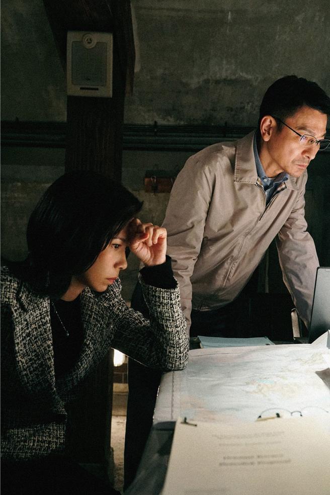 刘德华（右）与莫文蔚时隔多年再度合作电影。（图／华映娱乐提供）