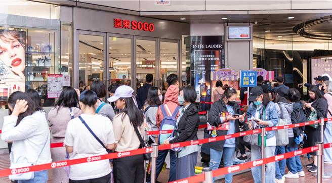 SOGO百货周年庆今（7日）登场，开幕前馆外约排了上千名消费者。（吴松翰摄）