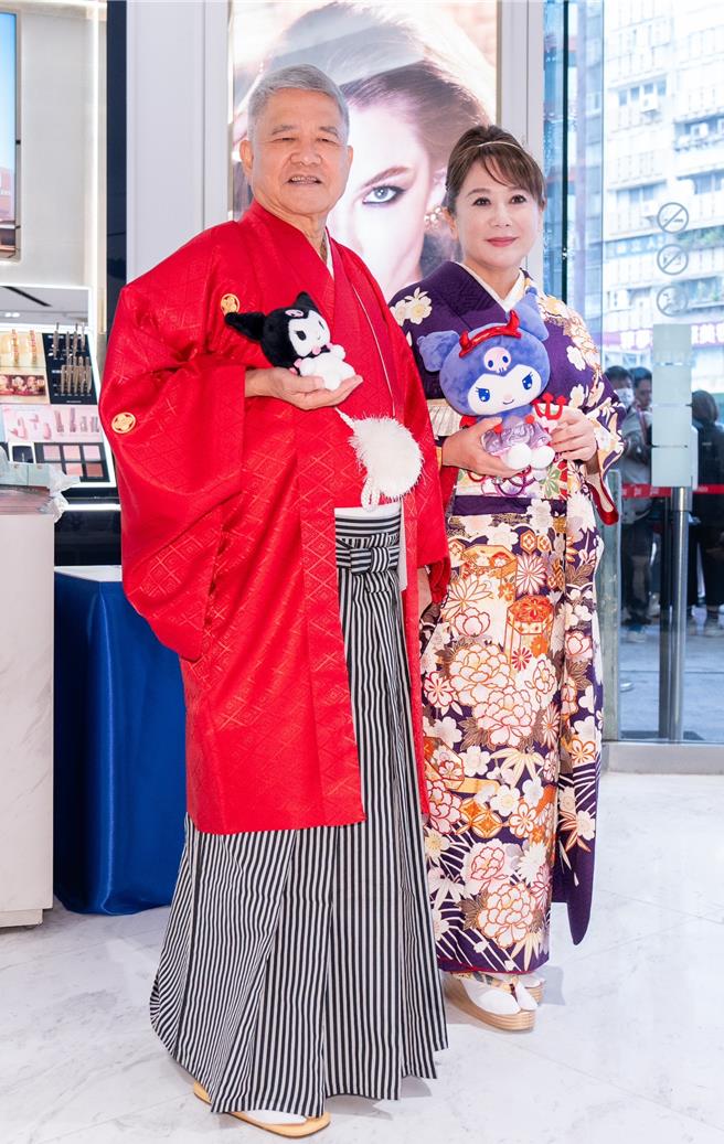 SOGO百货董事长黄晴雯（右）与行政总经理杜金森开幕迎宾。（吴松翰摄）