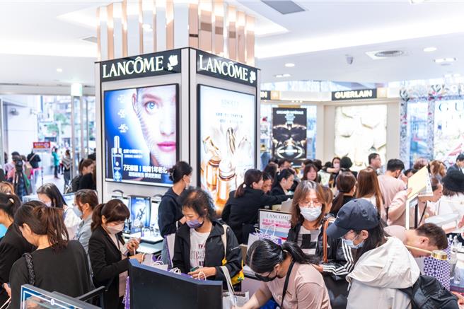 今（7日）Lancome专柜排队前50名，可再获得1万元品牌购物金，10点前就额满。（吴松翰摄）