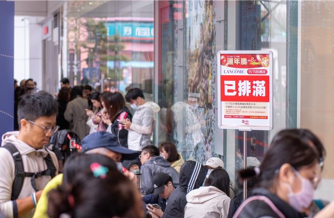 SOGO周年庆今（7日）开打，忠孝馆聚集人潮。（吴松翰摄）