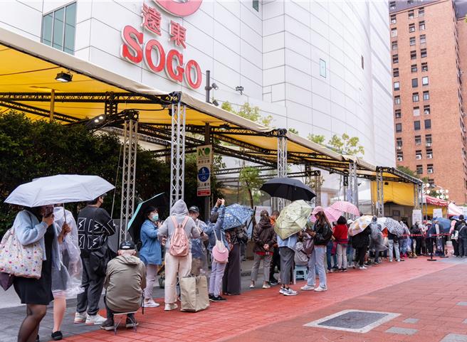 SOGO周年庆今（7日）开打，忠孝馆聚集人潮。（吴松翰摄）