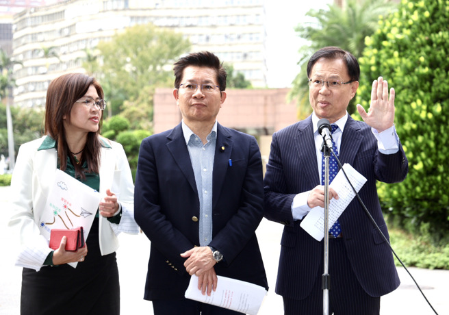 行政院長卓榮泰7日下午邀請朝野黨團至行政院「喝咖啡」討論總預算案，民眾黨立委麥玉珍（左起）、吳春城、張啟楷赴會。（姚志平攝）